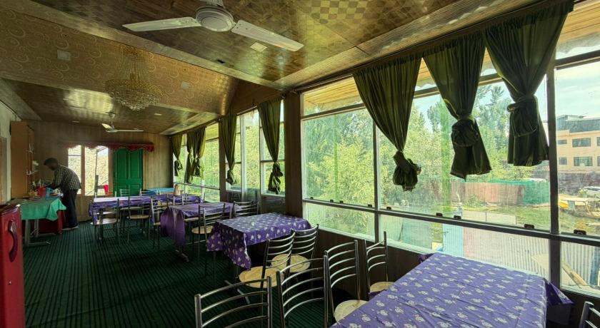 New Heaven Canal Guest House - image 3