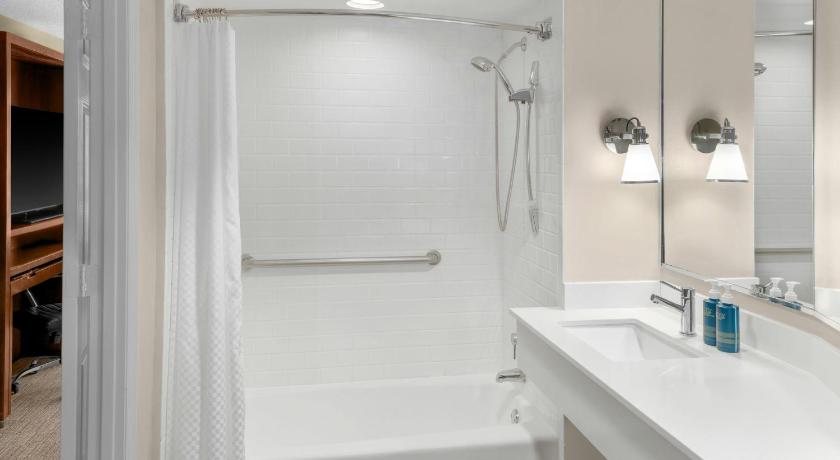 Queen Room with Roll-in Shower - Mobility and Hearing Accessible fotója 2