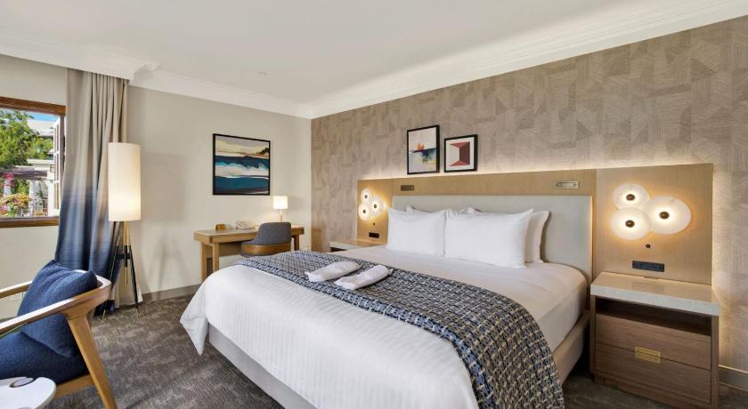 Imatge de Suite - 1 King Bed, Nonsmoking, City View, Upgraded Duvet Bedding, Balcony 0