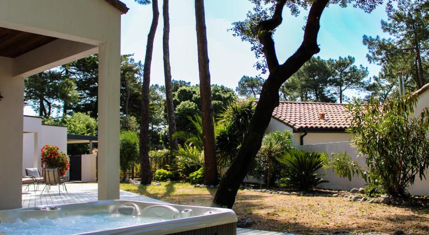 Foto Villa Pinède 800m from Beach Private Jacuzzi Pine Forest Sleeps 8 - Booking Diskon Spesial