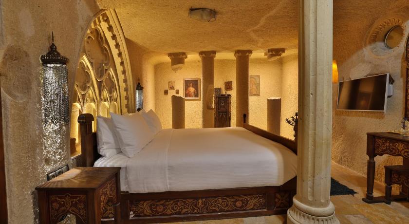 Immagine di King Cave Room with Whirlpool Bath 4