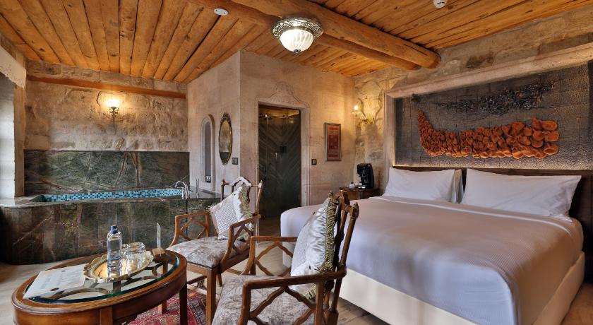 Immagine di King Cave Room with Whirlpool Bath 1