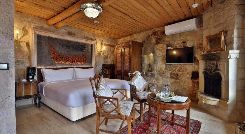 Immagine di King Cave Room with Whirlpool Bath 0