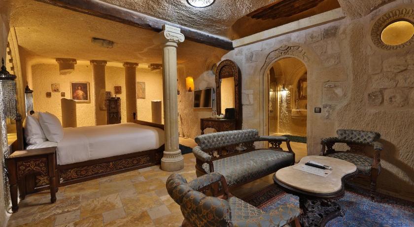 Immagine di King Cave Room with Whirlpool Bath 7