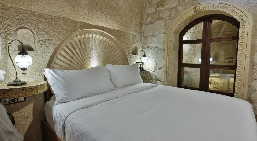 Immagine di King Cave Room with Whirlpool Bath 13