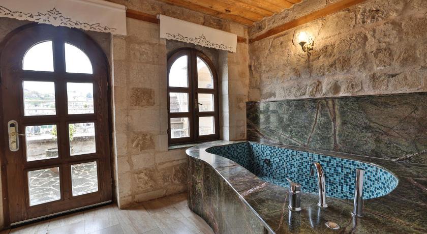 Immagine di King Cave Room with Whirlpool Bath 9