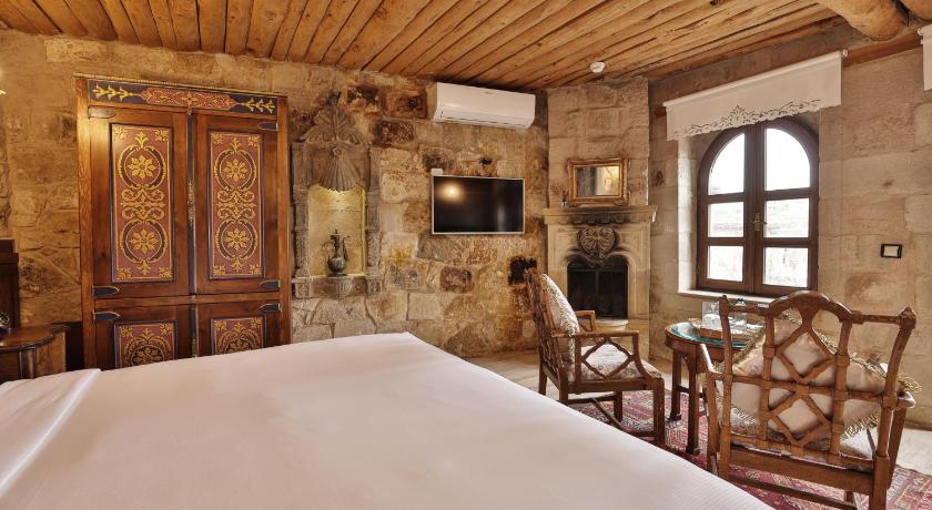 Immagine di King Cave Room with Whirlpool Bath 11