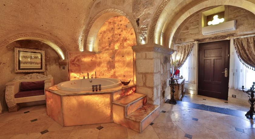 Immagine di King Cave Room with Whirlpool Bath 3