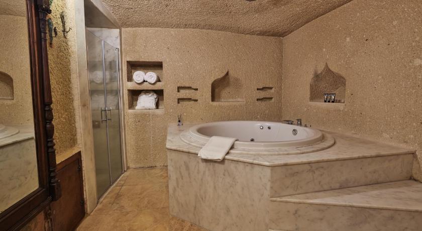 Immagine di King Cave Room with Whirlpool Bath 14