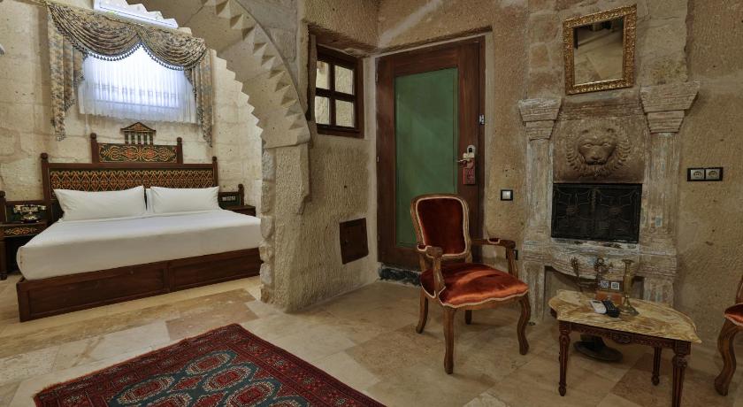 Immagine di King Cave Room with Whirlpool Bath 8