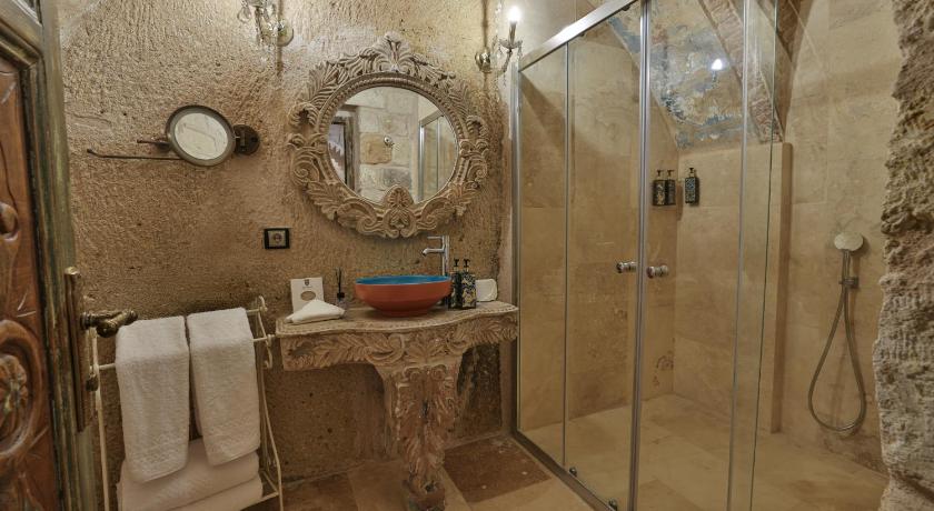 Immagine di King Cave Room with Whirlpool Bath 12