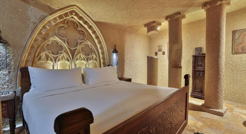 Immagine di King Cave Room with Whirlpool Bath 5