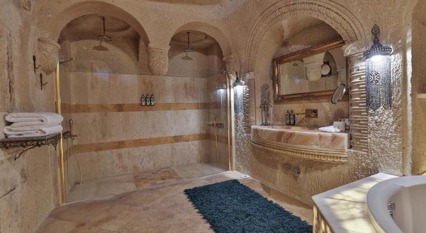 Immagine di King Cave Room with Whirlpool Bath 2