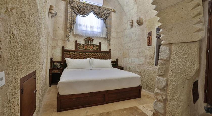 Immagine di King Cave Room with Whirlpool Bath 6
