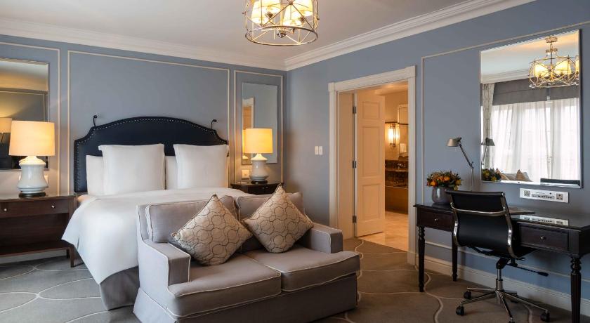 Зображення Panoramic View Premier Room king bed 6