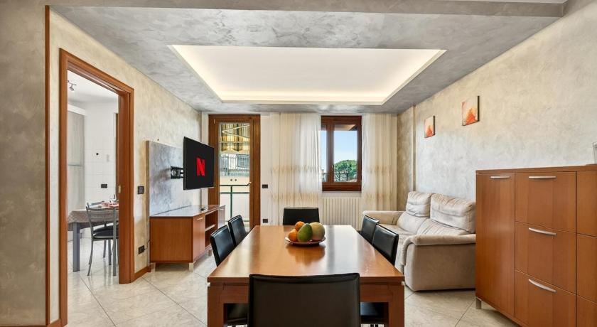 Airport BGY 4 min - Spacious House with Two Balconies