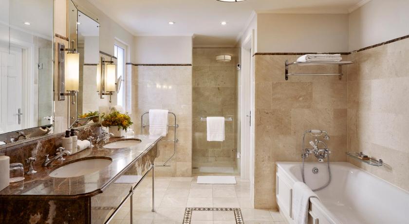 Зображення Panoramic View One Bedroom Suite king bed 2