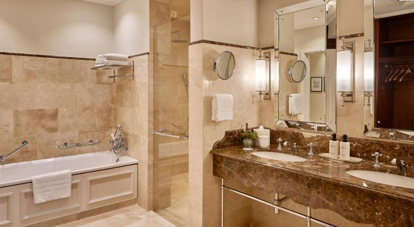 Зображення Panoramic View Premier Room king bed 2