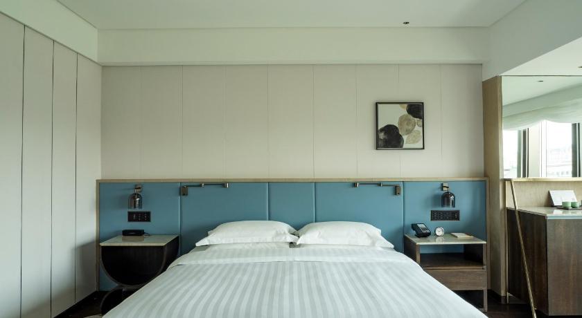 Imagen de Habitación Deluxe con cama extragrande (1 King Bed, Deluxe) 9
