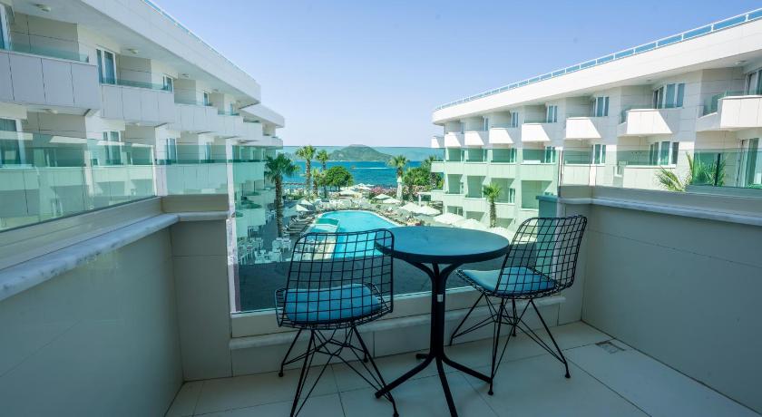 Image of Standard Triple Room with Sea View 11