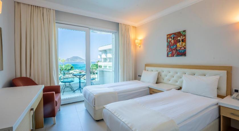 Image of Standard Triple Room with Sea View 7