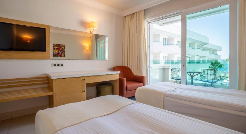 Image of Standard Triple Room with Sea View 9