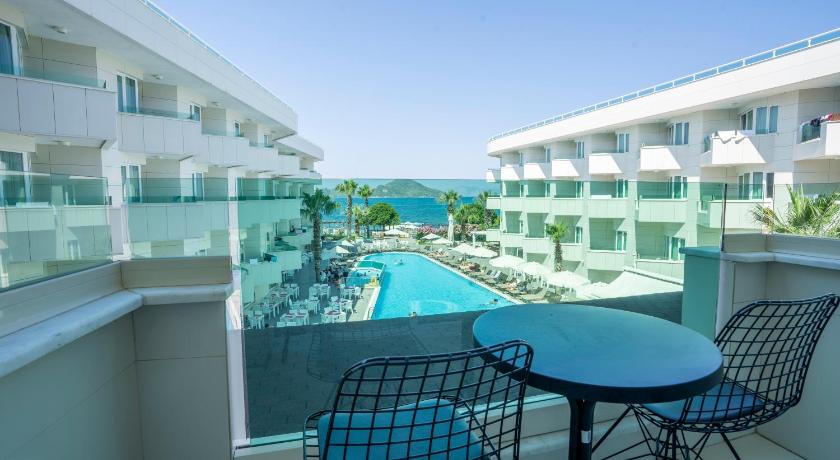 Image of Standard Triple Room with Sea View 1