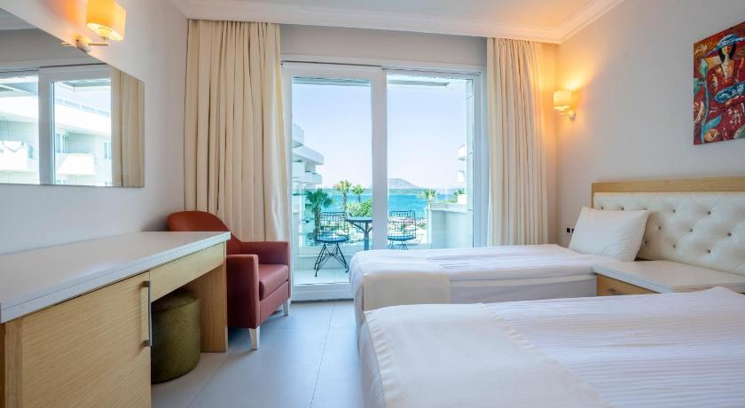 Image of Standard Triple Room with Sea View 6