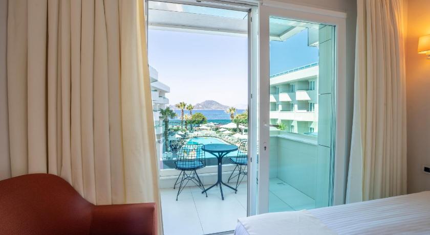 Image of Standard Triple Room with Sea View 8