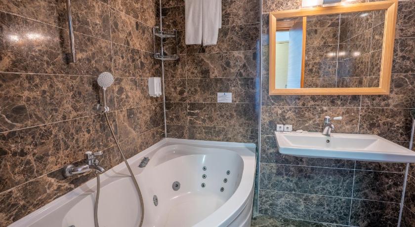 Image of Standard Triple Room with Sea View 12