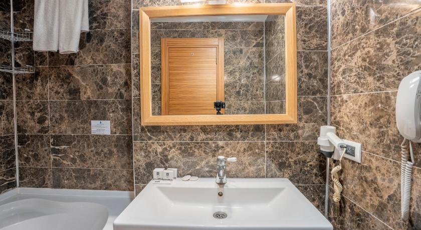 Image of Standard Triple Room with Sea View 14