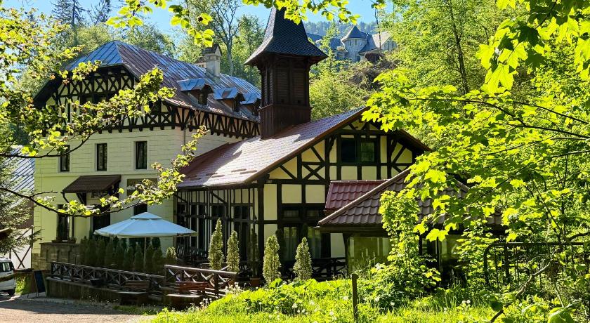 Stavilar Hotel - Charming Stay Just Steps Away from Peles Castle in Sinaia