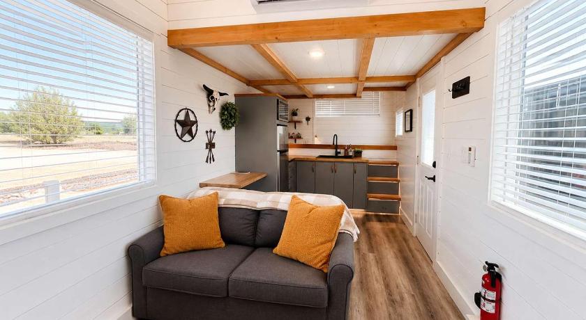 Romantic Tiny home with private deck
