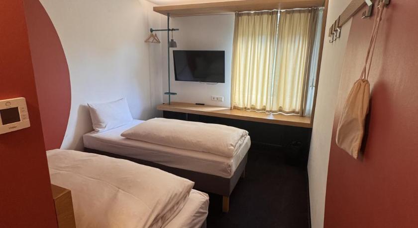 Image of Standard Twin Room with 2 Single Beds 3