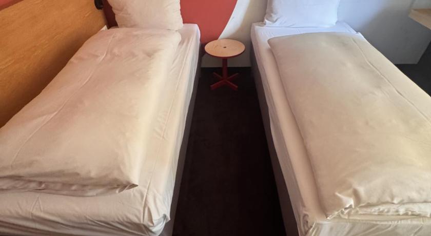 Image of Standard Twin Room with 2 Single Beds 4