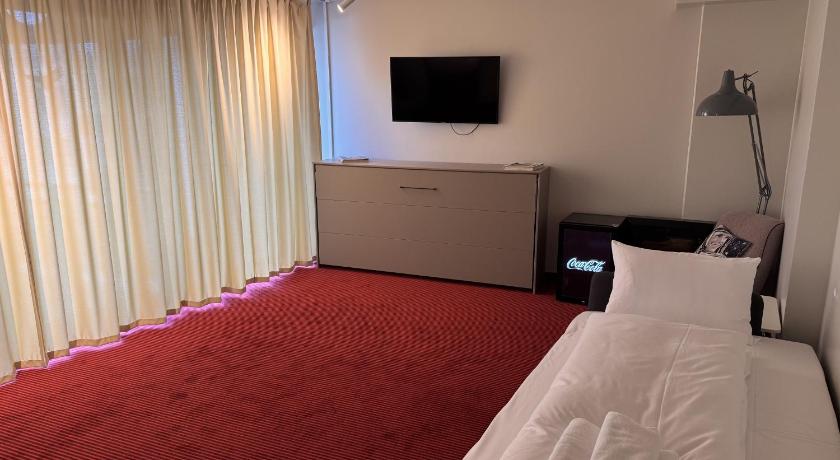 Image of Premium Suite with 1 double bed, 1 single bed a nd 1 sofa bed with a large terrace 5