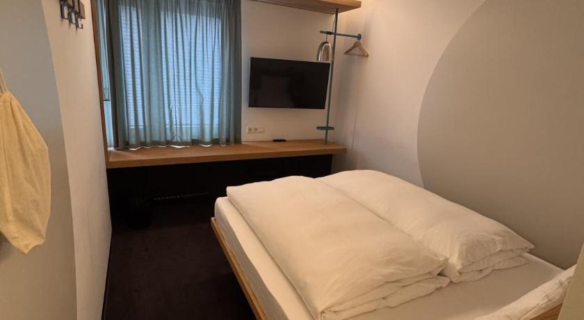 Image of Standard Double Room with 1 Queen-Size Bed 5