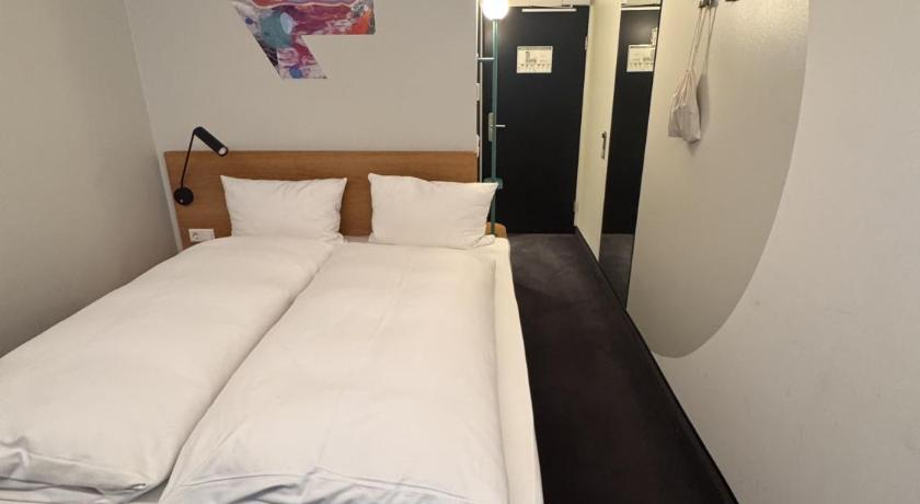 Image of Standard Double Room with 1 Queen-Size Bed 7