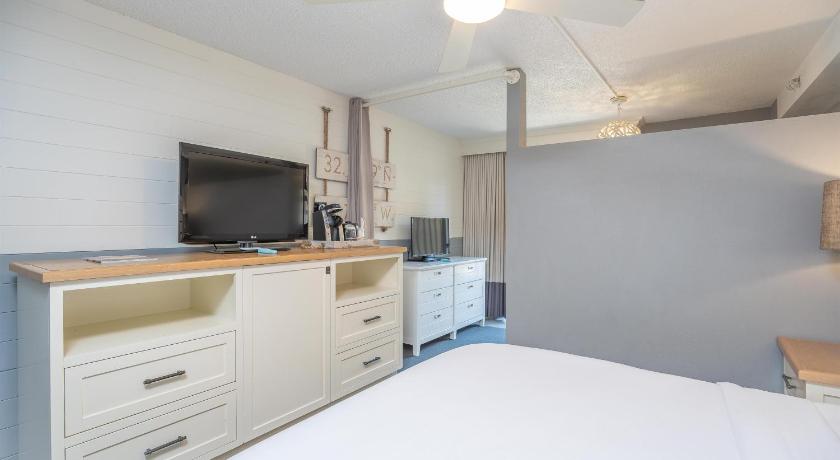 Immagine di Family Jr. Suite with Patio 7