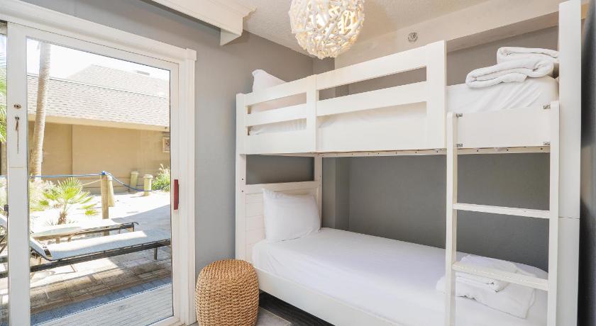 Immagine di Family Jr. Suite with Patio 9