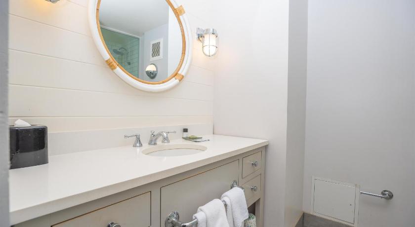 Immagine di Family Jr. Suite with Patio 12