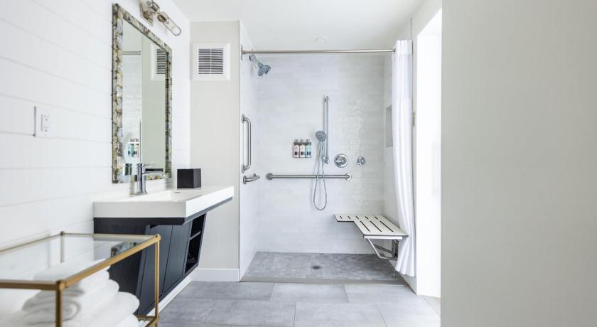 Immagine di Standard King ADA Accessable 11