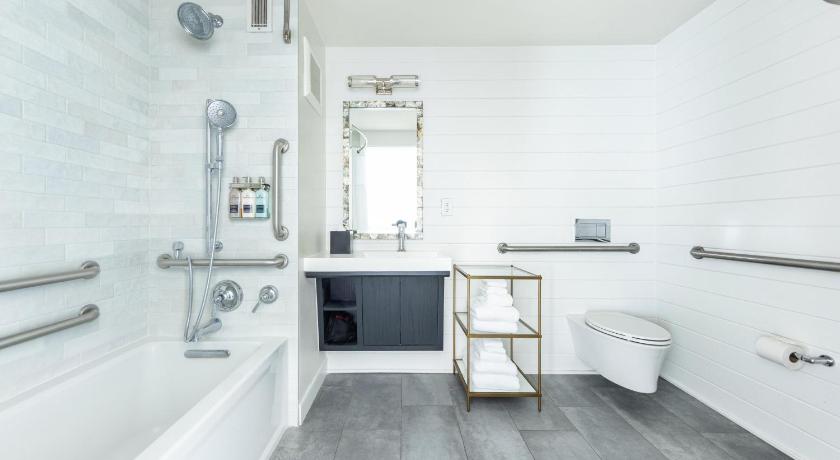 Immagine di Standard King ADA Accessable 7
