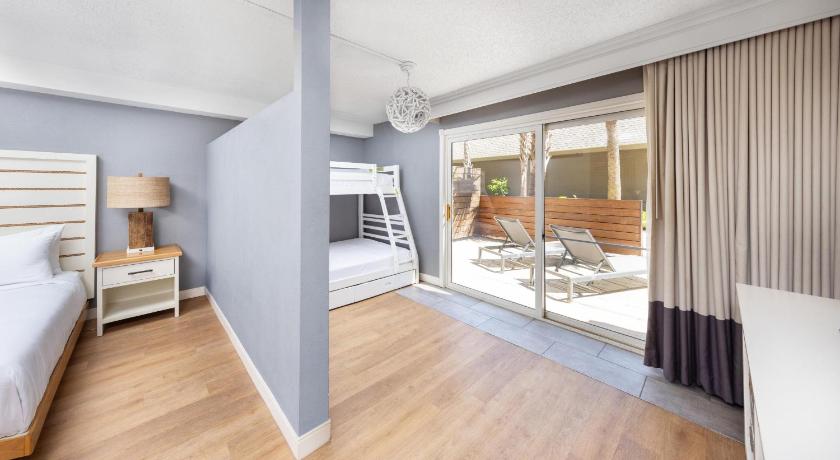 Immagine di Family Jr. Suite with Patio 5