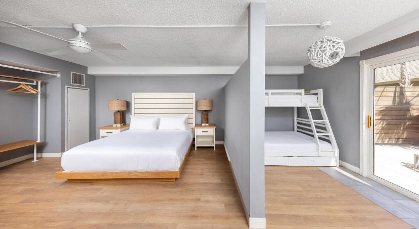 Immagine di Family Jr. Suite with Patio 3