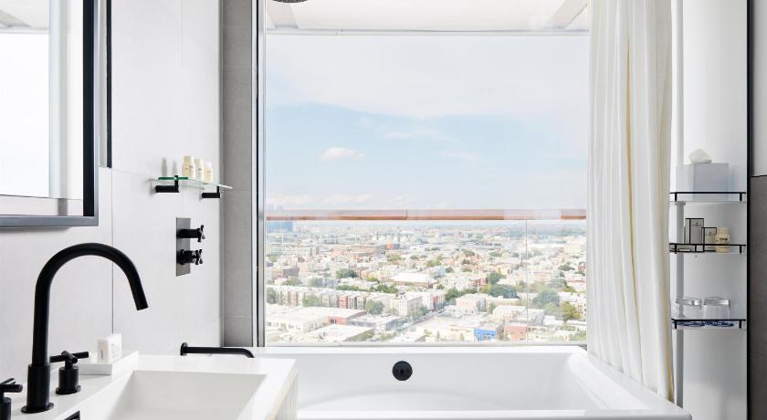 Zdjęcie: Manhattan View Corner Suite ADA with Wraparound Balcony 2
