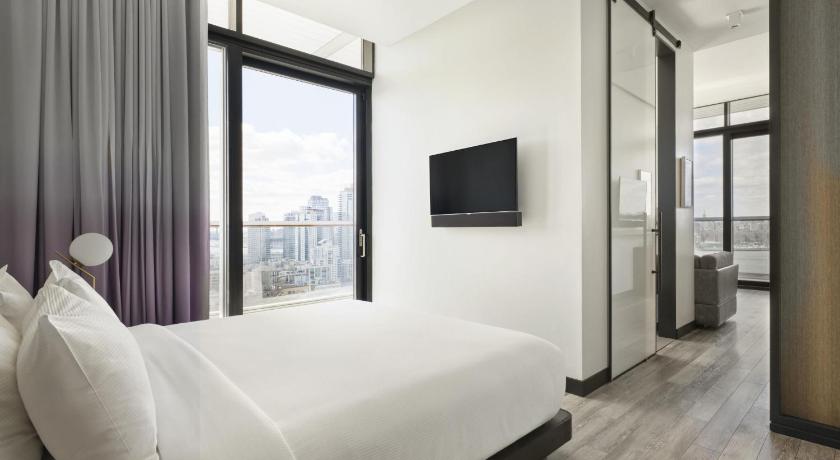 Zdjęcie: Manhattan View Corner Suite ADA with Wraparound Balcony 4