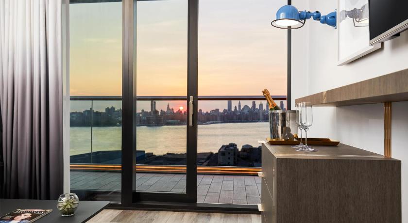Zdjęcie: Manhattan View Corner Suite ADA with Wraparound Balcony 5