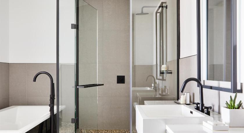 Zdjęcie: Apartament typu Suite z 1 sypialnią, łóżkiem typu king-size i balkonem – przystosowany dla osób niepełnosprawnych (King One Bedroom Suite ADA with Balcony) 2