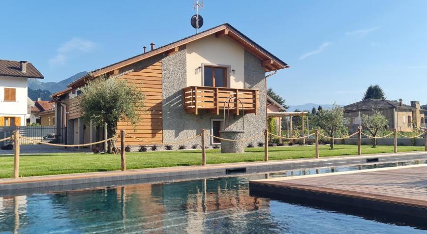 Green Chalet du lac - luxury property with swimming pool, large private garden and parking, few step